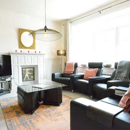 Large Townhouse With Pool Table Holiday home