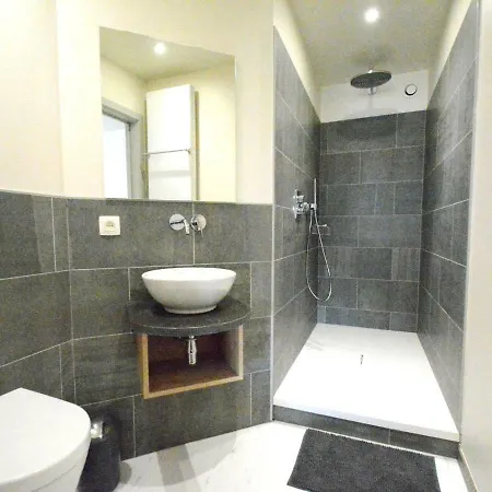 Large Townhouse With Pool Table Holiday home *