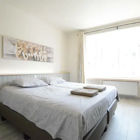 Large Townhouse With Pool Table Holiday home